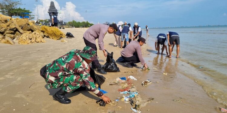 Sinergitas Gerakan Bersih Pantai Bersama Mahasiswa Unair, Wujudkan Pantai Yang Asri Di Perbatasan Jateng – Jatim