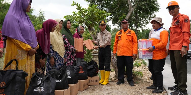 Cepat Tanggap Atasi Bencana Puting Beliung, PJs Bupati dan BPBD Serahkan Bantuan