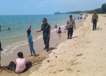 Aparat Keamanan Bancar Tuban Beri Kenyamanan Libur Nataru 2025 di Objek Wisata Pantai Sowan ﻿