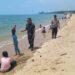 Aparat Keamanan Bancar Tuban Beri Kenyamanan Libur Nataru 2025 di Objek Wisata Pantai Sowan 