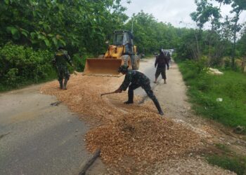 TNI Bancar Tuban Bahu Membahu Dengan Masyarakat Perbaiki Jalan Demi Keselamatan Bersama