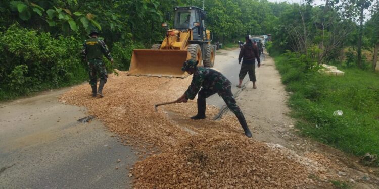 TNI Bancar Tuban Bahu Membahu Dengan Masyarakat Perbaiki Jalan Demi Keselamatan Bersama