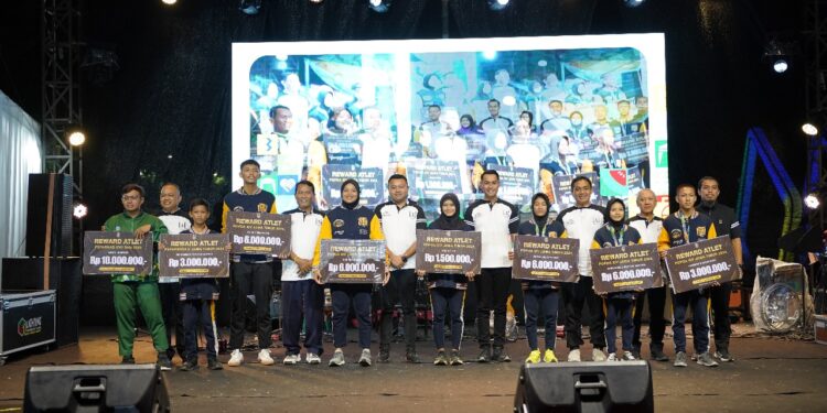 MAS LINDRA SERAHKAN PENGHARGAAN KEPADA KONTINGEN KABUPATEN TUBAN PADA POPDA DAN PEPARPEDA JAWA TIMUR 2024 SERTA PEPARNAS SOLO 2024