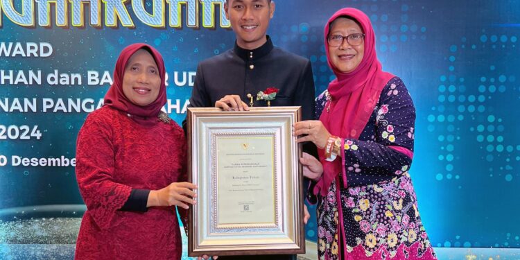 Bupati Tuban Terima Penghargaan STBM Dari Wamenkes RI