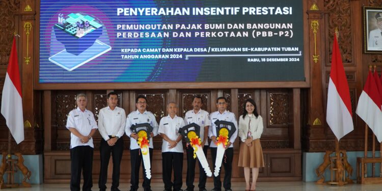 BPKPAD Tuban Serahkan Insentif dan Apresiasi Capaian PBB-P2 Tahun 2024