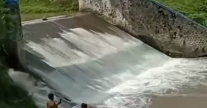 Tanpa Busana Mrs.X Ditemukan Mengapung di Sungai Serinjing Desa Padangan Kayen Kidul