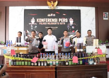 Polres Mojokerto Kota Grebek Rumah Produksi Miras Ilegal, Ratusan Botol Diamankan