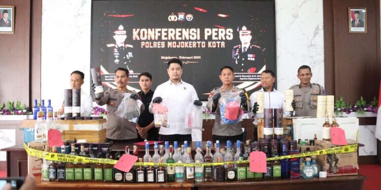 Polres Mojokerto Kota Grebek Rumah Produksi Miras Ilegal, Ratusan Botol Diamankan