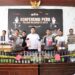 Polres Mojokerto Kota Grebek Rumah Produksi Miras Ilegal, Ratusan Botol Diamankan
