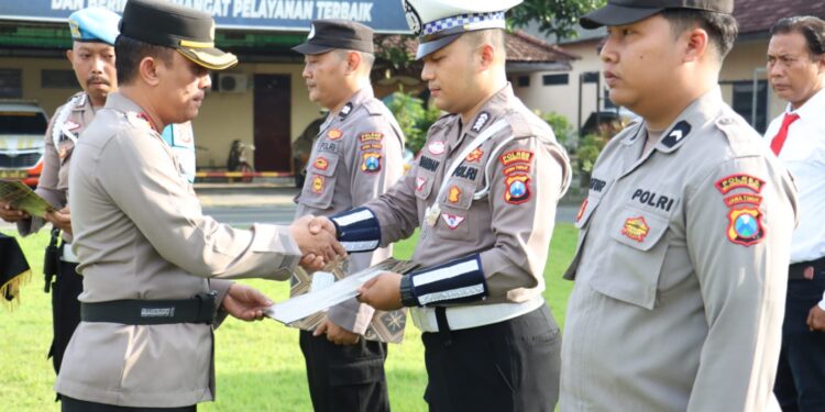 Upacara Hari Kesadaran Nasional, Kapolres Berikan Reward 14 Personel Berprestasi