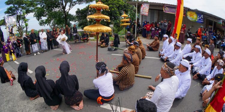 TRADISI LUHUR NGUNDUH PATIRTAN PARAS BESWARA