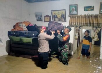 Polisi dan TNI Evakuasi Warga Terdampak Banjir di Kota Mojokerto