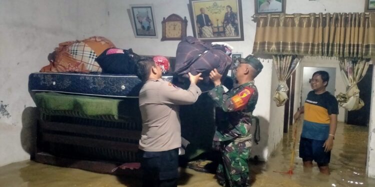 Polisi dan TNI Evakuasi Warga Terdampak Banjir di Kota Mojokerto