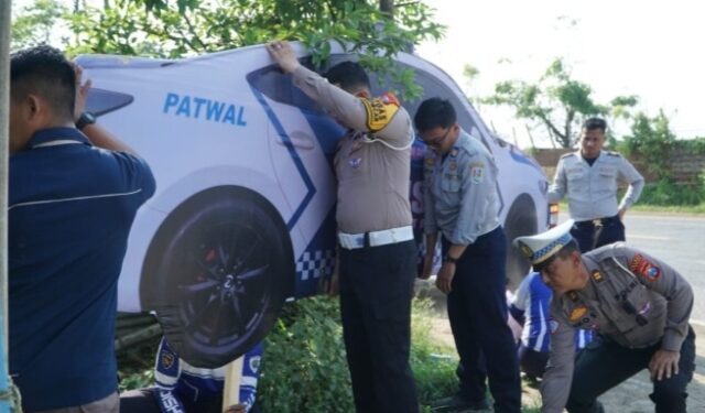 Satlantas Polres Tuban Gunakan Replika Polisi Dan Mobil Patroli untuk Kurangi Kecelakaan