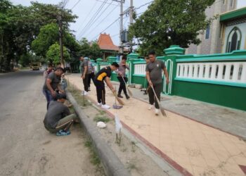 Bulan Bakti TNI-Polri, Koramil 0811/12 Dan Polsek Bancar Tuban Bersih-bersih Masjid Baitul Atiq Jelang Ramadhan ﻿