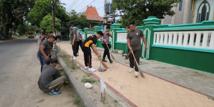 Bulan Bakti TNI-Polri, Koramil 0811/12 Dan Polsek Bancar Tuban Bersih-bersih Masjid Baitul Atiq Jelang Ramadhan 