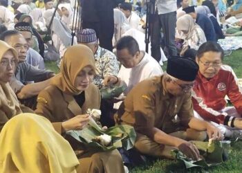 Terlihat Sumringah Mbak Walikota Lesehan Nikmati Buka Puasa Sego Pincuk Bersama Warga