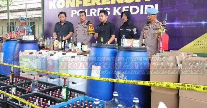 Satreskrim Polres Kediri Bongkar Produsen Miras Oplosan, Ratusan Botol Siap Edar Disita
