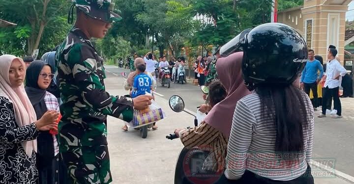 Satgas TMMD Ke -123 Berbagi Takjil di Bulan Suci Ramadhan
