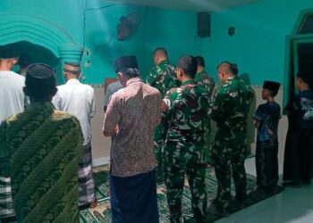 Satgas TMMD Ke-123 Kodim 0811/Tuban Sholat Taraweh Berjamaah