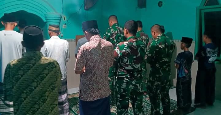 Satgas TMMD Ke-123 Kodim 0811/Tuban Sholat Taraweh Berjamaah