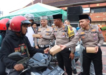 Sobat Lantas Bagikan Takjil di Kota Mojokerto
