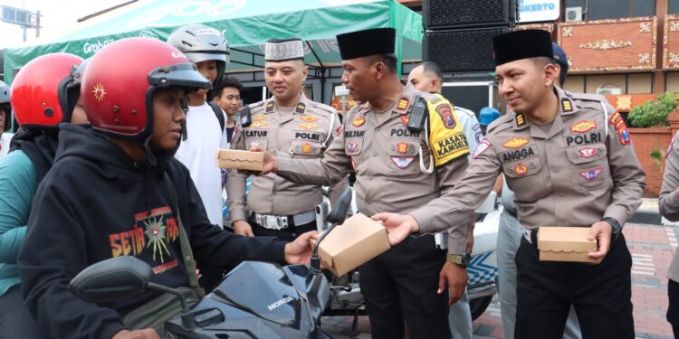 Sobat Lantas Bagikan Takjil di Kota Mojokerto
