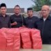 Berkah Ramadhan, Crew Warung 555 Tuban Bagikan Ratusan Takjil