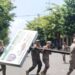 Satpol PP dan Tim Gabungan Tertibkan Reklame Tak Berizin di Tuban