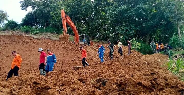 Dandim 0811/Tuban Bersama BPBD Tinjau Lokasi Tanah Longsor di Wadung