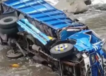 Sebuah Truk Mengalami Kecelakaan Terperosok Disungai