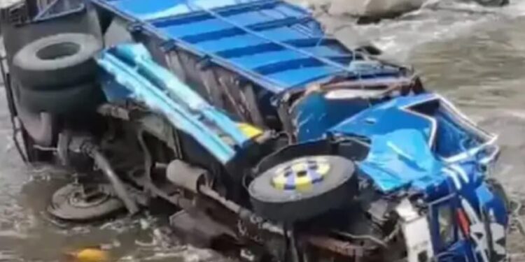 Sebuah Truk Mengalami Kecelakaan Terperosok Disungai