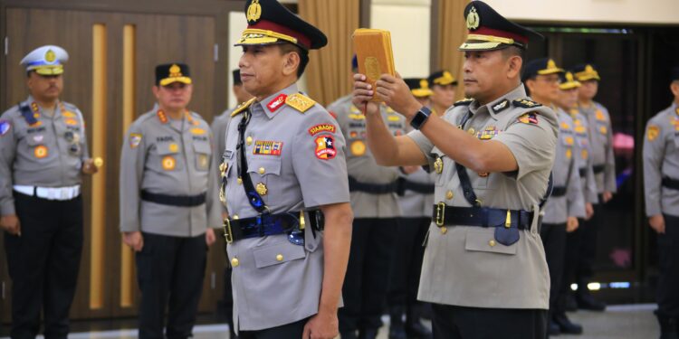 Pelantikan Astamaops Kapolri, Komjen Pol Imam Sugianto Serah Terima Jabatan kepada Irjen Pol Akhmad Wiyagus