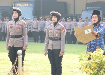 Hari Kartini, Polwan Polres Mojokerto Kota Jadi Petugas Upacara