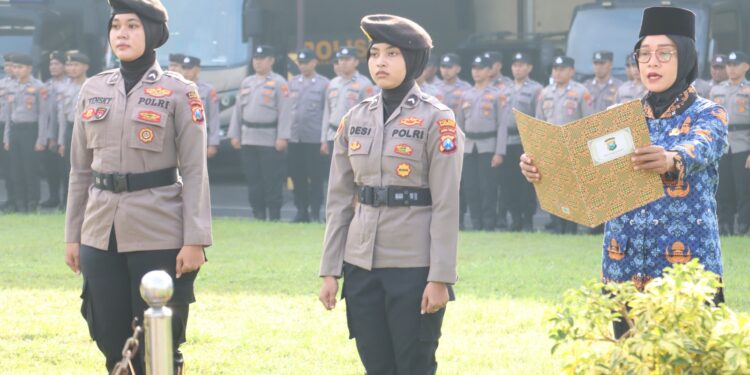 Hari Kartini, Polwan Polres Mojokerto Kota Jadi Petugas Upacara