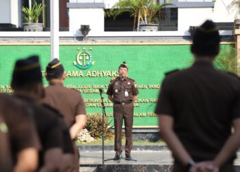 Kajati Jatim Dr. Kuntadi Pimpin Apel Pagi Perdana di Kantor Kejati Jatim