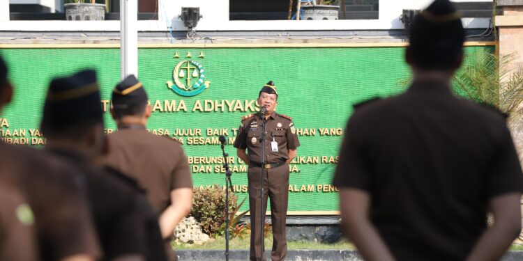 Kajati Jatim Dr. Kuntadi Pimpin Apel Pagi Perdana di Kantor Kejati Jatim