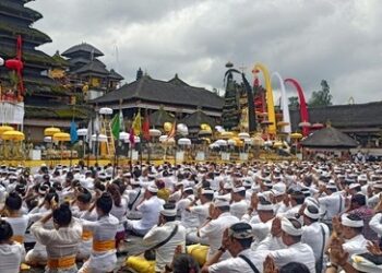 Upacara Sakral di Pura Agung Besakih, Pendakian Gunung Agung Ditutup hingga 3 Mei