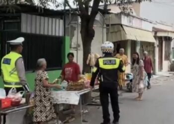 Tanggapi Keluhan Warga, Satlantas Kediri Tertibkan Pedagang di Jalan Balowerti Gang V