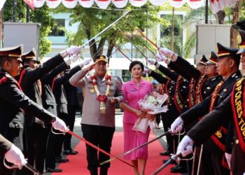 Pedang pora menyambut Kapolres Tuban yang baru AKBP William Cornelis Tanasale dan istri