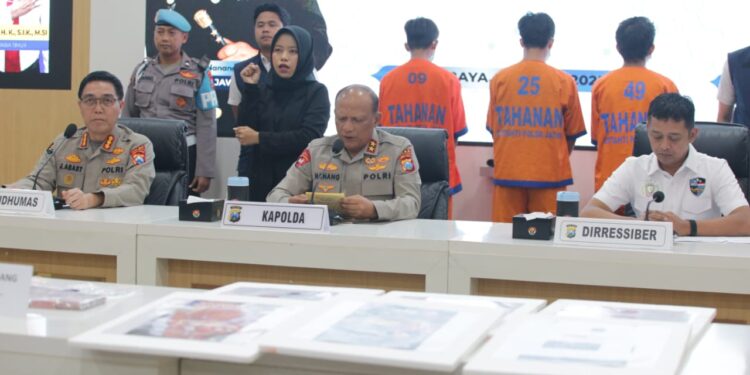 Polda Jatim Amankan Tiga Tersangka Pembuat dan Penyebar Video Hoax Catut Nama Gubernur