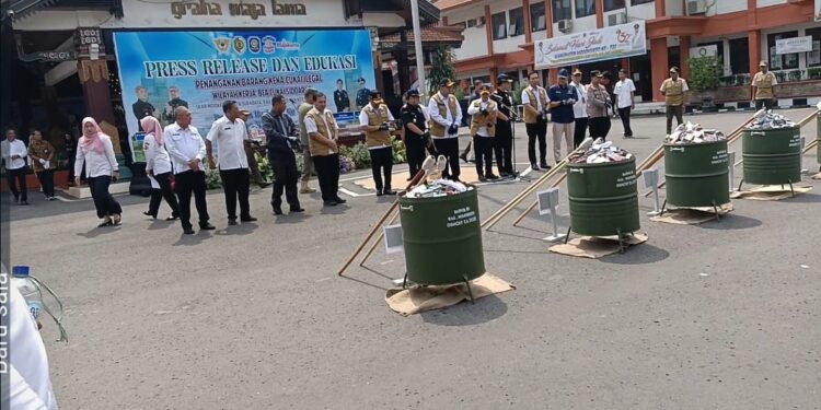13,6 Juta Batang Rokok Ilegal, 1.237,5 liter Minuman Beralkohol Tak Berizin Dimusnahkan