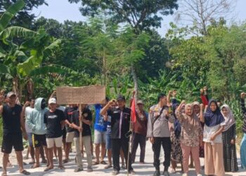 Masyarakat Desa Tluwe Tuban Blokir Akses Jalan Tambang Kuarsa