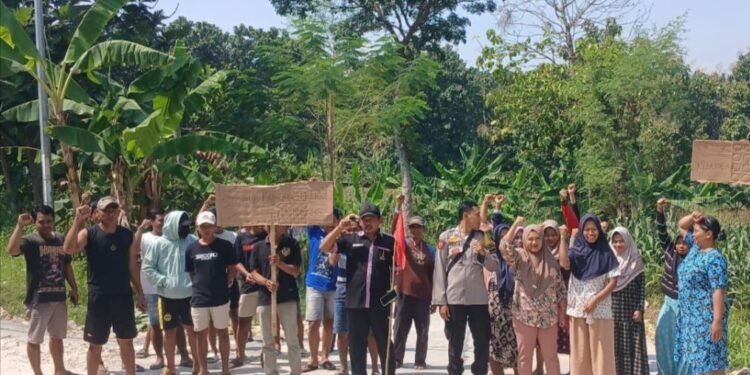Masyarakat Desa Tluwe Tuban Blokir Akses Jalan Tambang Kuarsa