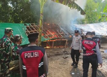 Kapolres Mojokerto Pimpin Pembakaran 2 Arena Judi Sabung Ayam