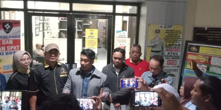 Dilaporkan Polisi, Kepala SMKN 1 Kota Kediri  PERSEKUSI WARTAWAN dengan SAJAM CELURIT