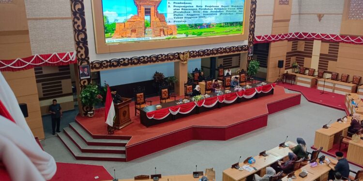 Bupati Mojokerto Didepan Sidang Paripurna Sampaikan Rancangan Perubahan KUA dan PPAS Tahun Anggaran 2025