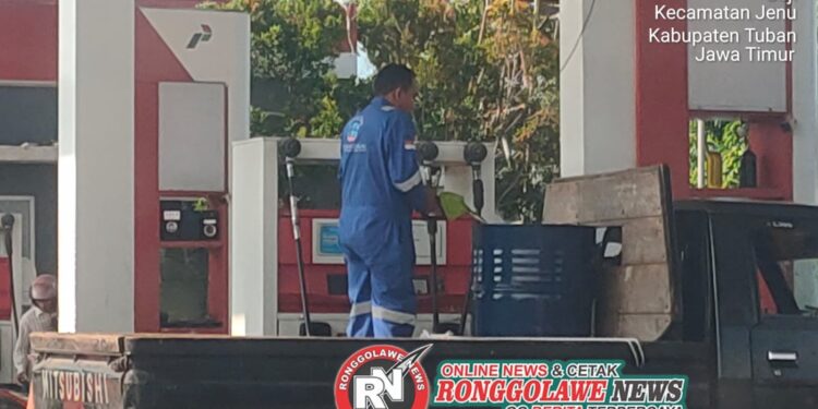 Diduga Langgar Aturan, SPBU 53.623.22 di Jenu Tuban Biarkan Pembeli Isi Solar ke Drum Sendiri