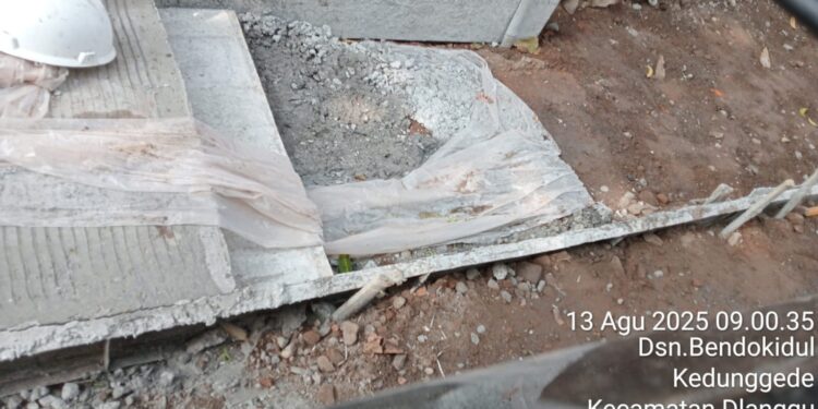 Proyek Pemeliharaan Jalan di Mojokerto Diduga Gunakan Tanah Brungki, untuk Alas Cor, Kualitas Dipertanyakan