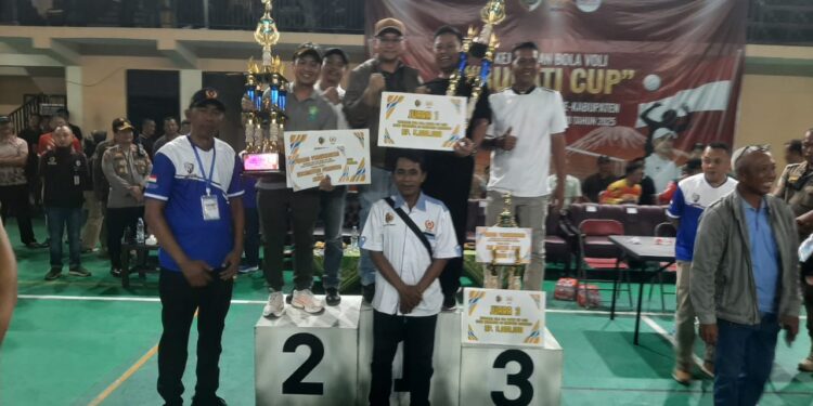 Tim Kecamatan Mojoanyar Raih Juara 1 Lomba Voli Putra Bupati Cup 2025